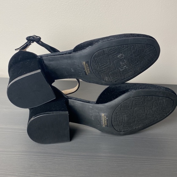 Unisa Round Toe Ankle Strap Velvet Black
Block Heel - Picture 5 of 7